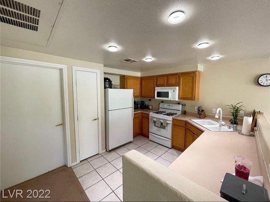 BSellsVegas's tweet photo. Just Listed! 🏡 Beautiful 2bd, 2ba #condo w/balcony, well-maintained gated community w/pool, spa, fitness center, close to shopping, dining, entertainment. Clean &amp; ready to move in! 
3400 Cabana Drive # 2033 
#LasVegas #NV
# S.0129749 
Signature Real Estate Group 
702-300-0407 📲 https://t.co/YAPLSLayIe