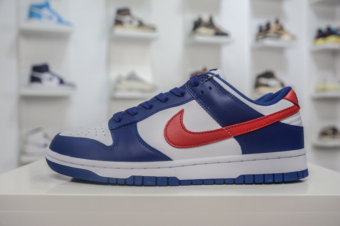 Ptshoesx's tweet photo. 🗝599 大厂Nike Dunk Low "White and University Red" 耐克 SB 低帮 白蓝红 复古休闲板鞋 采用纯白皮质打造鞋面，搭配深蓝色皮质面料框架点缀，Swoosh采用了红色形成对比!鞋款后跟处采用蓝色刺绣点缀有“NIKE”字样；鞋底部分，纯白中底搭配蓝色大底，为鞋款设计收尾。货号：DD1503-119尺码：36-47.5 https://t.co/bxtP7obAxa