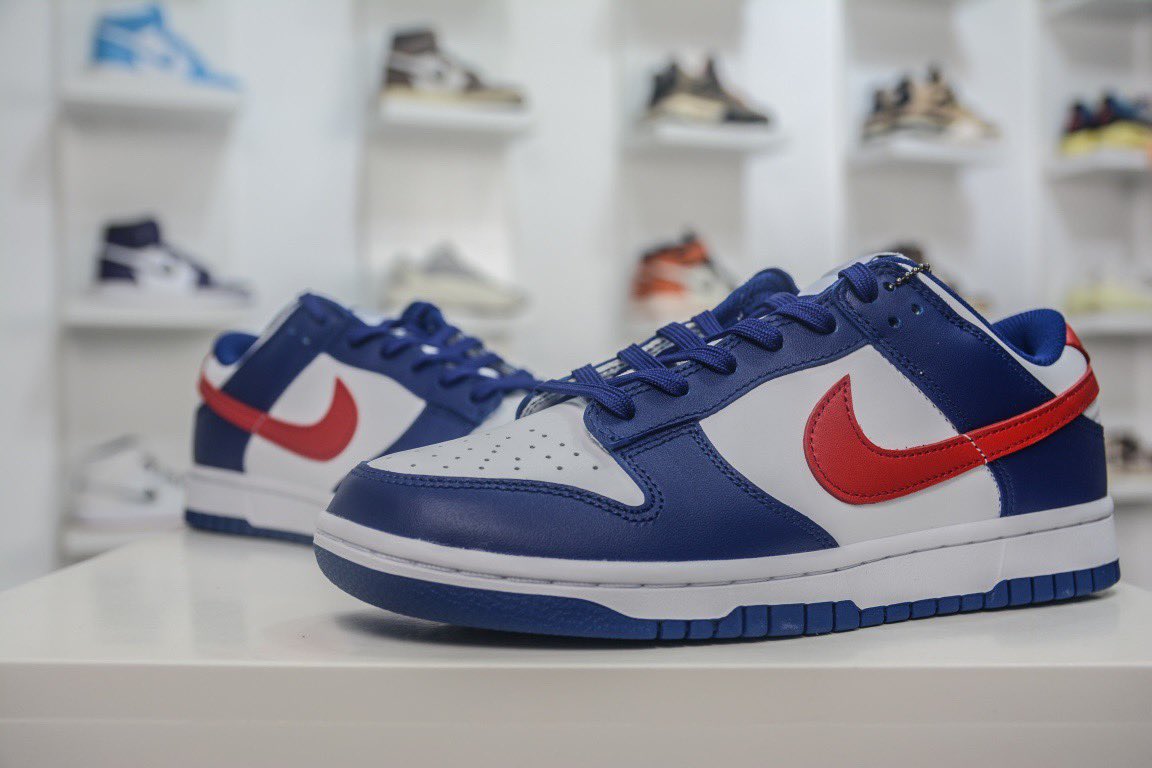 Ptshoesx's tweet photo. 🗝599 大厂Nike Dunk Low "White and University Red" 耐克 SB 低帮 白蓝红 复古休闲板鞋 采用纯白皮质打造鞋面，搭配深蓝色皮质面料框架点缀，Swoosh采用了红色形成对比!鞋款后跟处采用蓝色刺绣点缀有“NIKE”字样；鞋底部分，纯白中底搭配蓝色大底，为鞋款设计收尾。货号：DD1503-119尺码：36-47.5 https://t.co/bxtP7obAxa