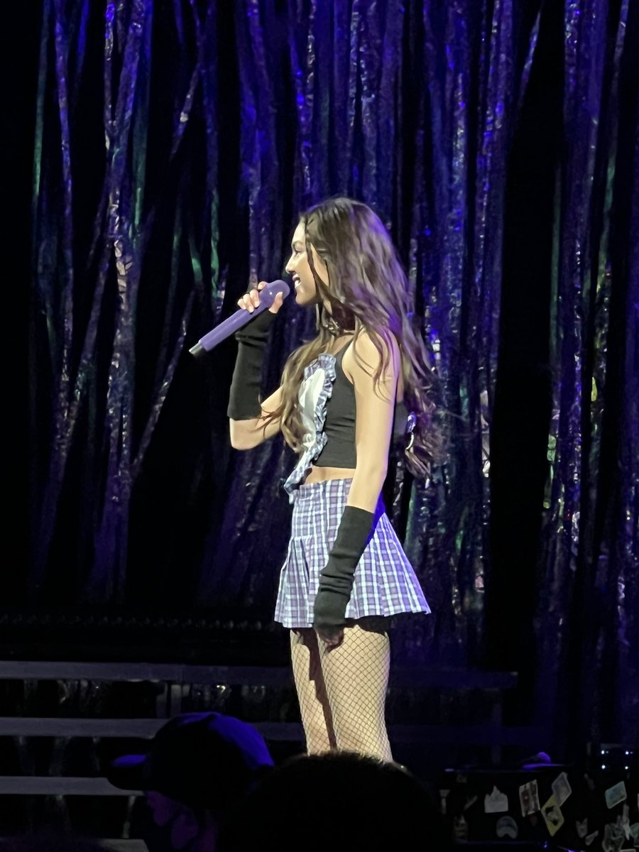 alyssaa11_'s tweet photo. @oliviarodrigo 💜💜 #SOURTOUR #OliviaRodrigo #SOURTOURAustin https://t.co/dtBTU8HTt1