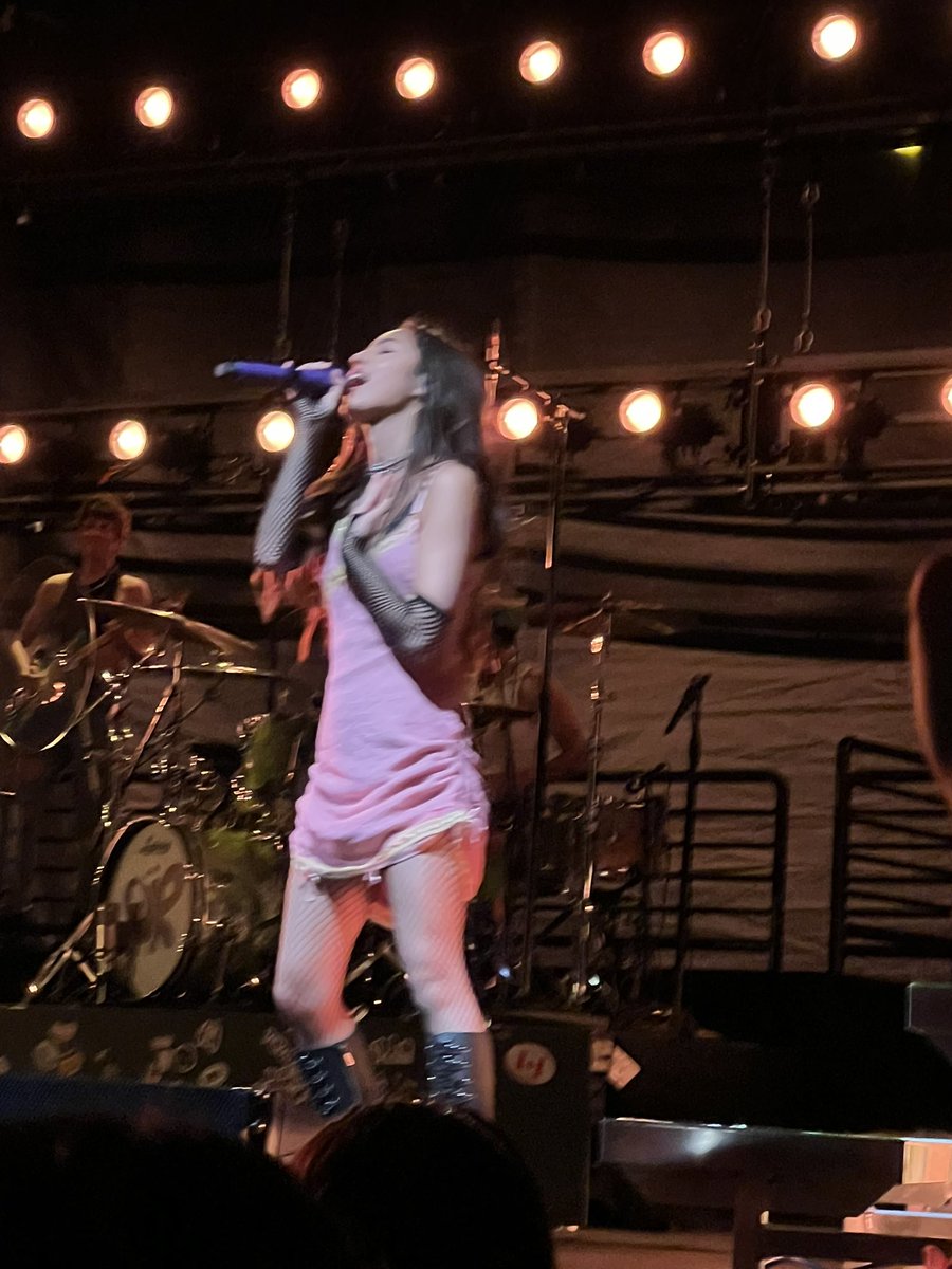 alyssaa11_'s tweet photo. @oliviarodrigo 💜💜 #SOURTOUR #OliviaRodrigo #SOURTOURAustin https://t.co/dtBTU8HTt1