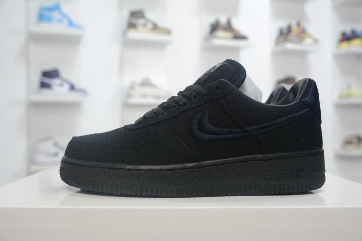 Ptshoesx's tweet photo. 🗝499 公司级Stussy x Nike Air Force 1 '07 "White Cool" 斯图西联名空军一号低帮休闲板鞋“黑麻布电绣钩子”原楦原纸版开发数据 同源670码克全工艺棉麻布,细腻搅织面料 中底背胶技术及全新开发EVA鞋垫 内置全掌气垫 奢华质感显而易见  
货号：CZ9084-001 
尺码：36-45 https://t.co/FNEVMnnKYB