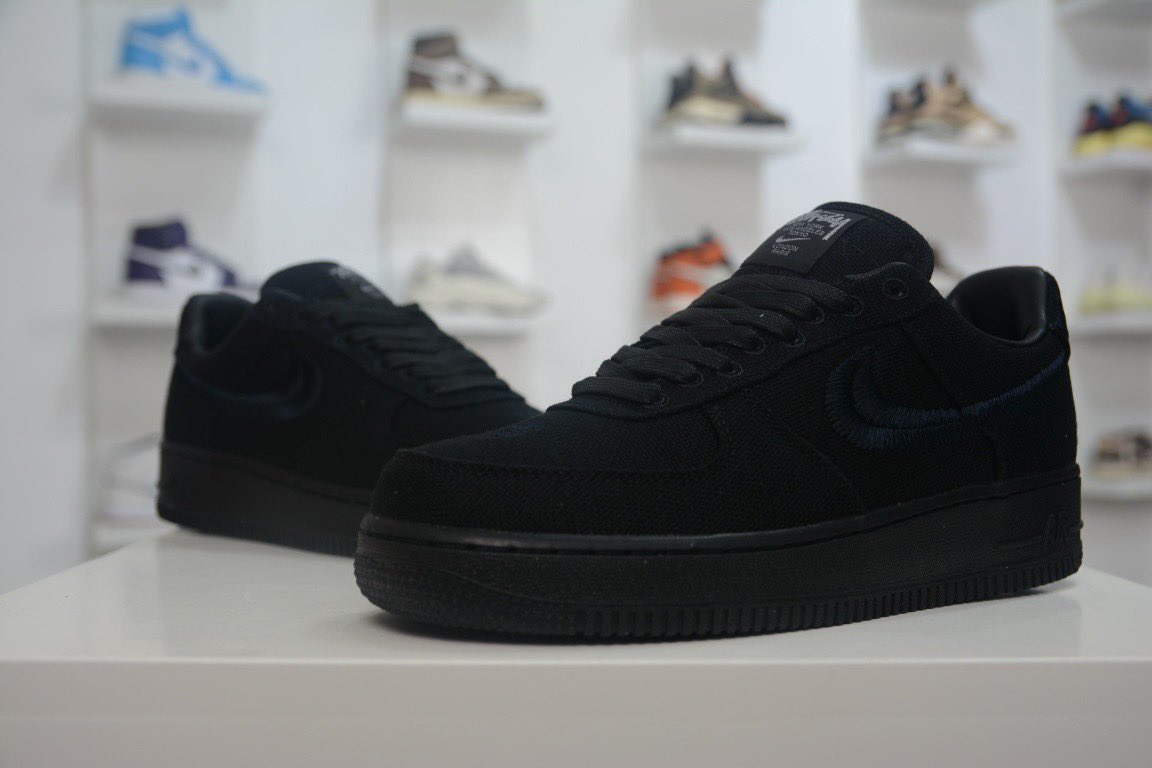 Ptshoesx's tweet photo. 🗝499 公司级Stussy x Nike Air Force 1 '07 "White Cool" 斯图西联名空军一号低帮休闲板鞋“黑麻布电绣钩子”原楦原纸版开发数据 同源670码克全工艺棉麻布,细腻搅织面料 中底背胶技术及全新开发EVA鞋垫 内置全掌气垫 奢华质感显而易见  
货号：CZ9084-001 
尺码：36-45 https://t.co/FNEVMnnKYB
