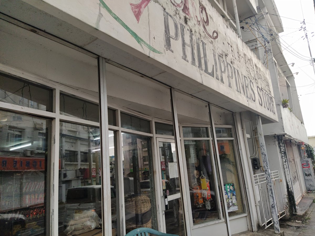 Buchi_Ru's tweet photo. 沖縄市で見つけたフィリピンストア。品揃えは正にフィリピンそのものです。沖縄在住のフィリピン人の憩の場となっており店内はタガログ語が飛び交っていました。日本からフィリピンに荷物を送るサービスもやっているそうで、店主の奥さん曰く普通の郵便より安く送れるそうです。 https://t.co/CizN57O3kS