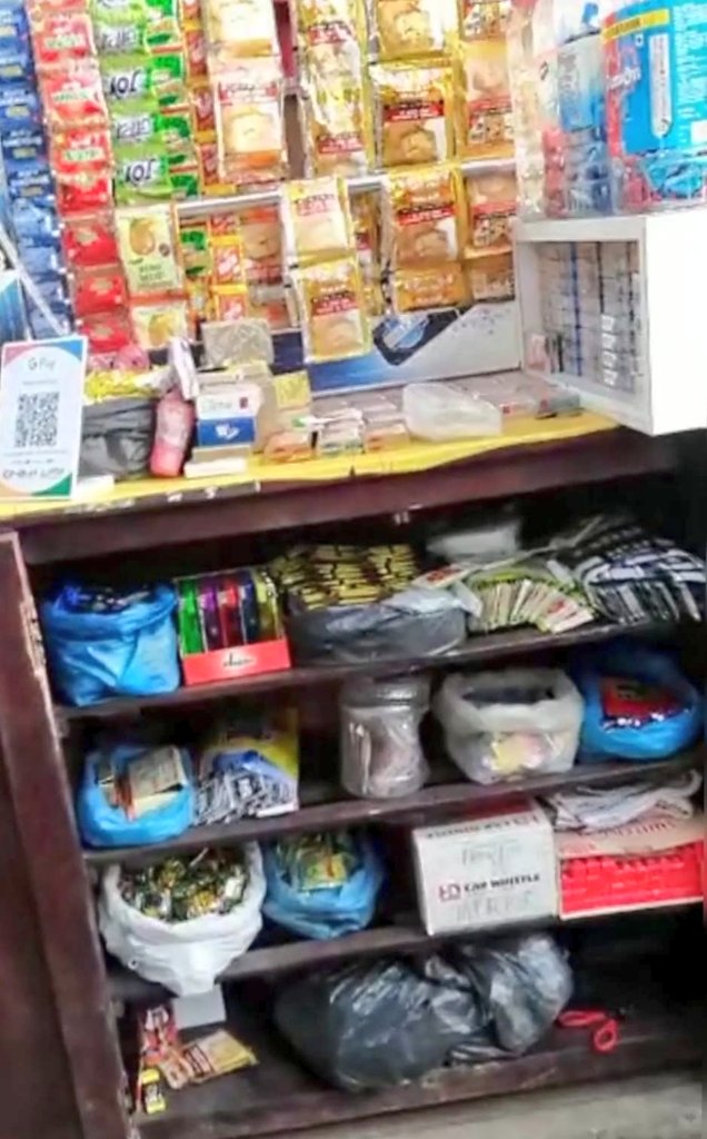 mid_waytimes's tweet photo. Due to this, all the addicts consume it there, next to the nallah. You are requested to take strictest action against this paan tapriwala and should be removed from here. @Mumbaikhabar9 @GinniAneja11 @BankiMistry @TimminsPriyanka @MumbadeviPraja @v_mumbadevi @AlertCitizen5 @ANI https://t.co/moISsjPKsp