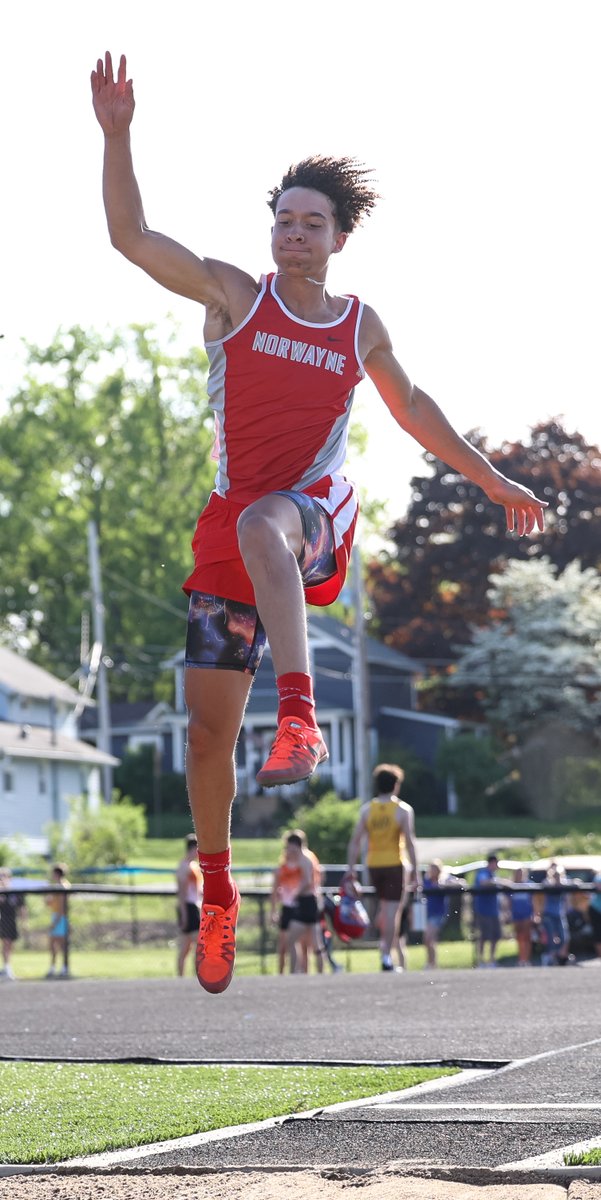 TRK: Of course!! <a href="/PortisIsaiah/">isaiah portis</a> was a beast in winning the long jump with an amazing leap of  21'1.5" #WCALChampionship #TDR