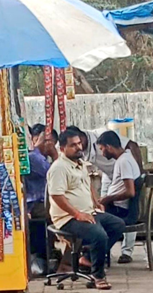 mid_waytimes's tweet photo. Due to this, all the addicts consume it there, next to the nallah. You are requested to take strictest action against this paan tapriwala and should be removed from here. @Mumbaikhabar9 @GinniAneja11 @BankiMistry @TimminsPriyanka @MumbadeviPraja @v_mumbadevi @AlertCitizen5 @ANI https://t.co/moISsjPKsp
