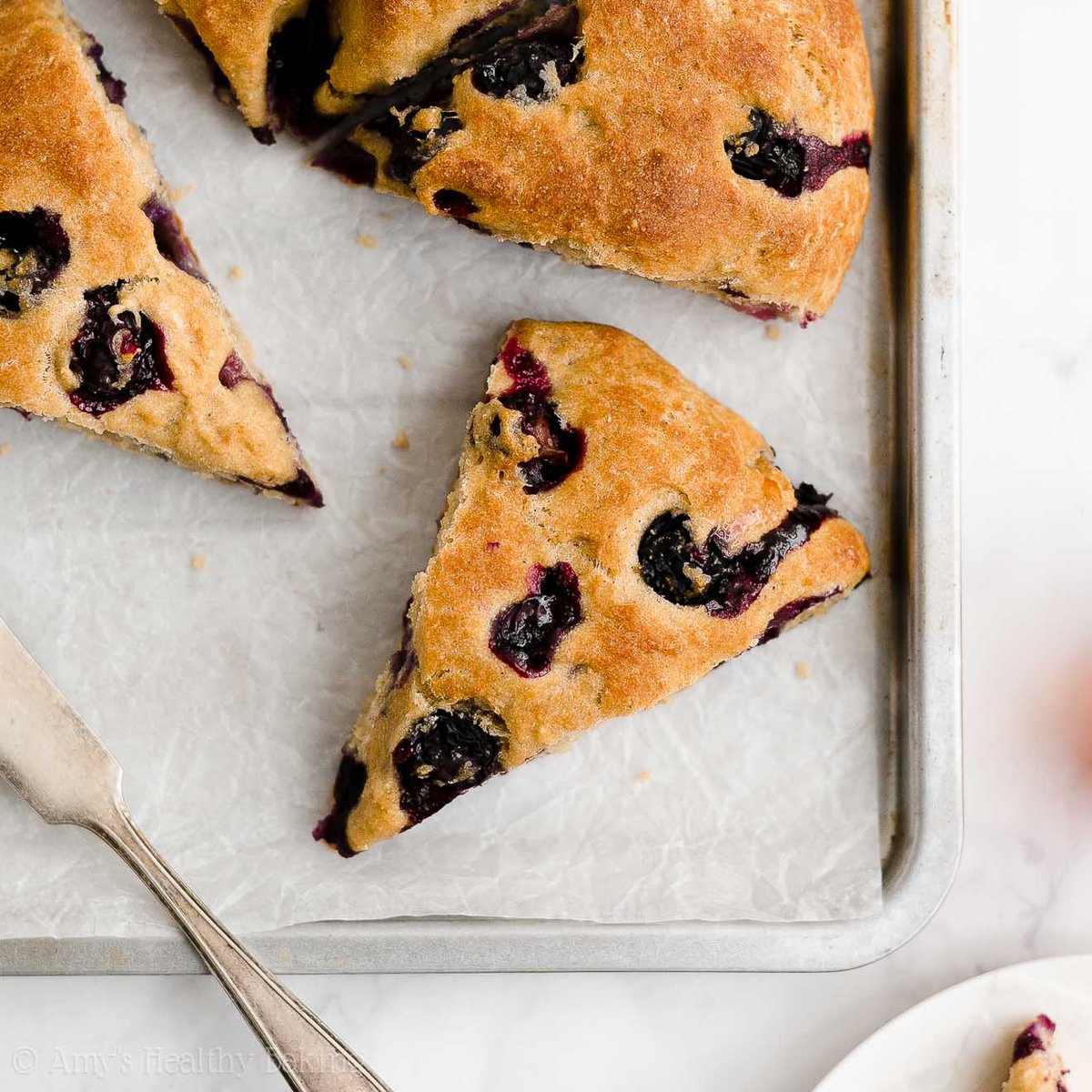 {NEW} #Healthy Vegan Blueberry Scones! 🫐 Eggless &amp; dairy-free — but still really moist &amp; tender! These bakery-style breakfast scones are SIMPLE to make too. You only need 30 minutes! 🥳🙌🏻 #recipe: amyshealthybaking.com/blog/2022/05/1…