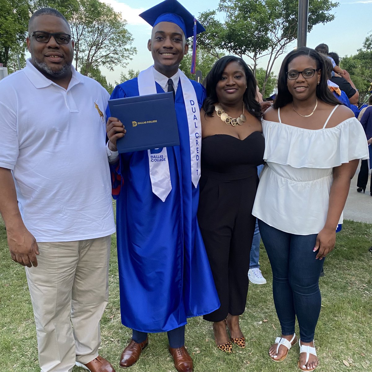 LoweTyesha's tweet photo. Broderick received an Associate of Science degree before his high school diploma. #CongratsSon @dallascollegetx @DuncanvilleISD @dhscollegiate https://t.co/fyKEAy3ejK