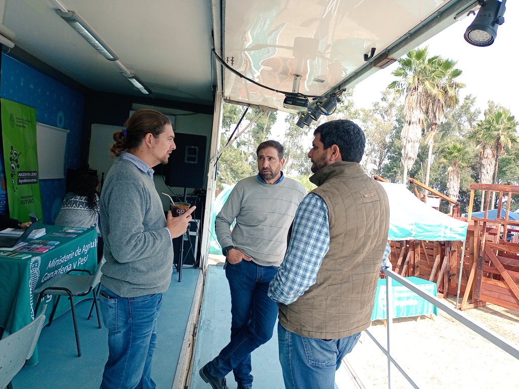 JorratJuan's tweet photo. Arranco la 11° #Expolactea del norte. En el tráiler de @AgriculturaAR recibimos la visita del intendente de la @munitrancas, al subsecretario @HernanRachidok de la Safci y autoridades provinciales.
@AgrFamTuc @AgriculturaAR
#Expolactea #agriculturafamiliar #lecheria https://t.co/d1zmtNOEsf