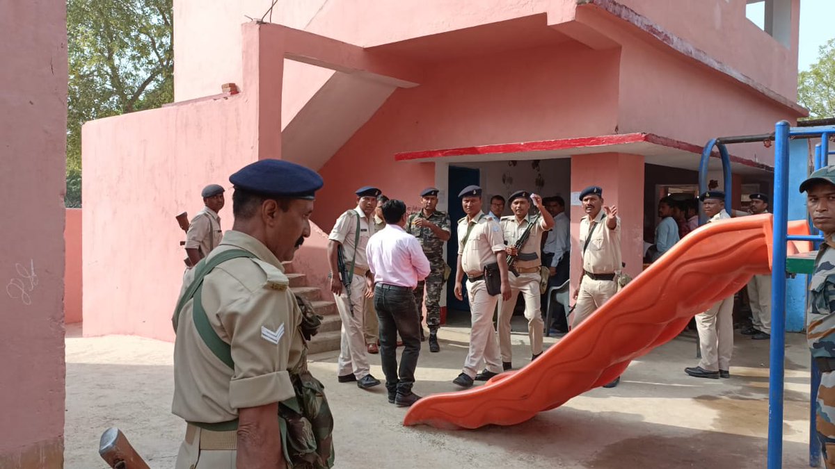 maihugodda's tweet photo. गोड्डा में पंचायत चुनाव के प्रथम चरण के मतदान सेंटर पर जाने से मीडिया कर्मी को रोका गया । @dcgodda एवं @ECISVEEP इसपर स्पष्ट करे की क्या माजरा है ! https://t.co/96rlS9D70v