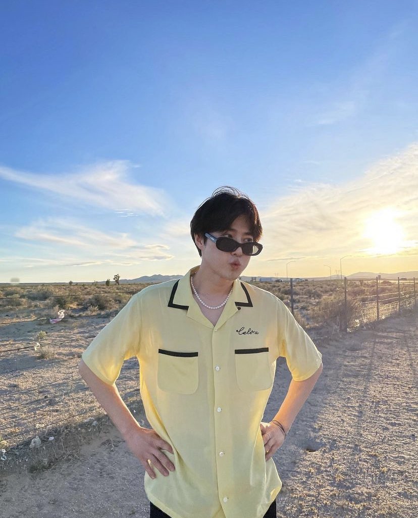 MyYouthIsEXO408's tweet photo. [20220514] Suho Instagram Update 🐰💛

🐰 : Where am I 🇱🇷

He is so looking good with yellow shirt 🥺💛💛

#EXOB #SUHO #JUNMYEON @weareoneEXO https://t.co/HhrtTiBNz0