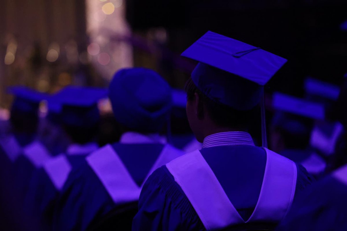 What a day! A HUGE congratulations to our graduating class of 2022. We hope that you enjoyed today with your family, friends, and fellow graduates! You truly did #EmergeTriumphant 🎓✨

More photos to come! 

#hhhs #rdpsd #hhhsgrad22 #powerofH
