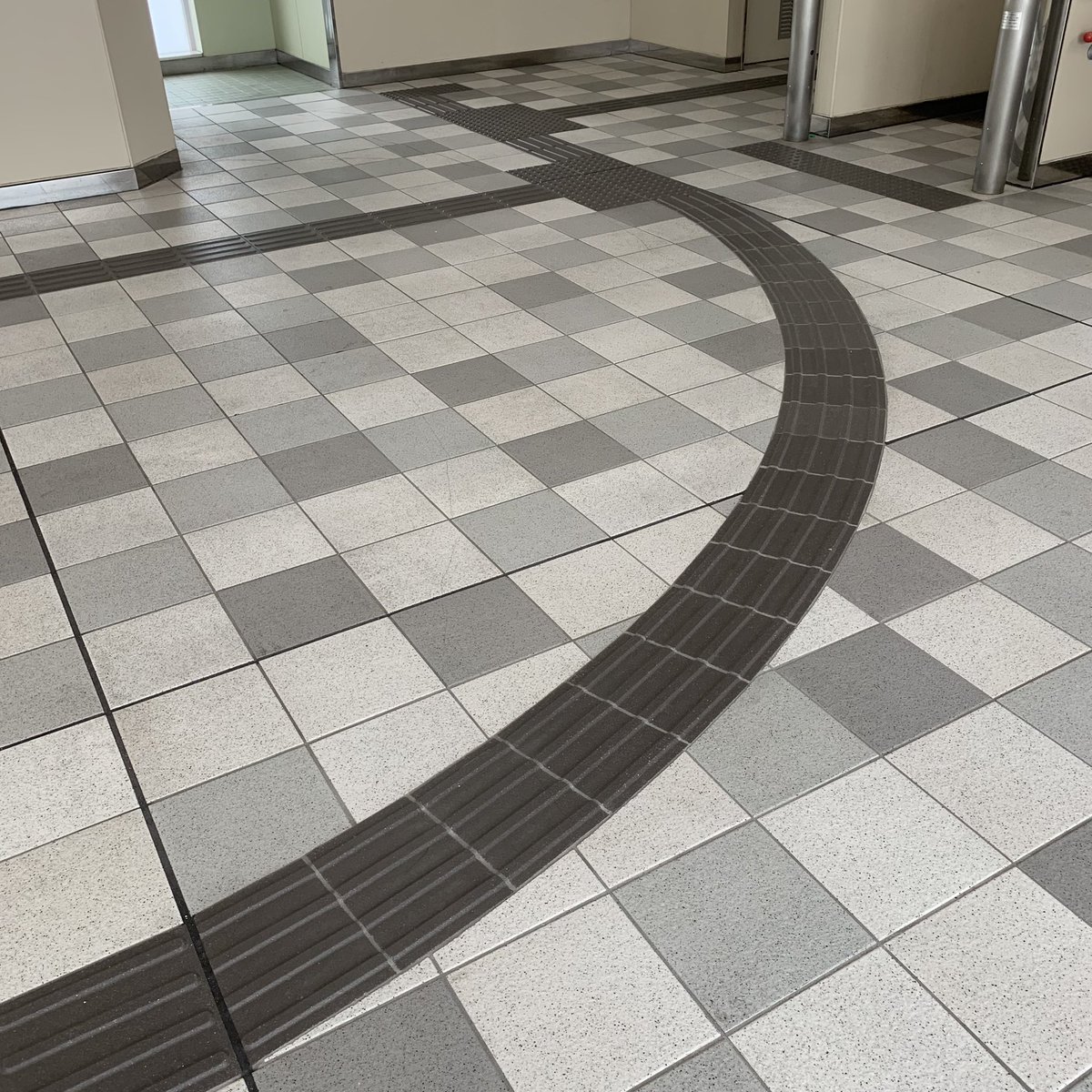 沖縄のとある駅で カーブしている 点字ブロックを見つけたけど公共機関でこんなデザインなの大丈夫 Togetter 沖縄のとある駅で カーブしている 点字ブロックを見つけたけど公共機関でこんなデザインなの大丈夫 Togetter