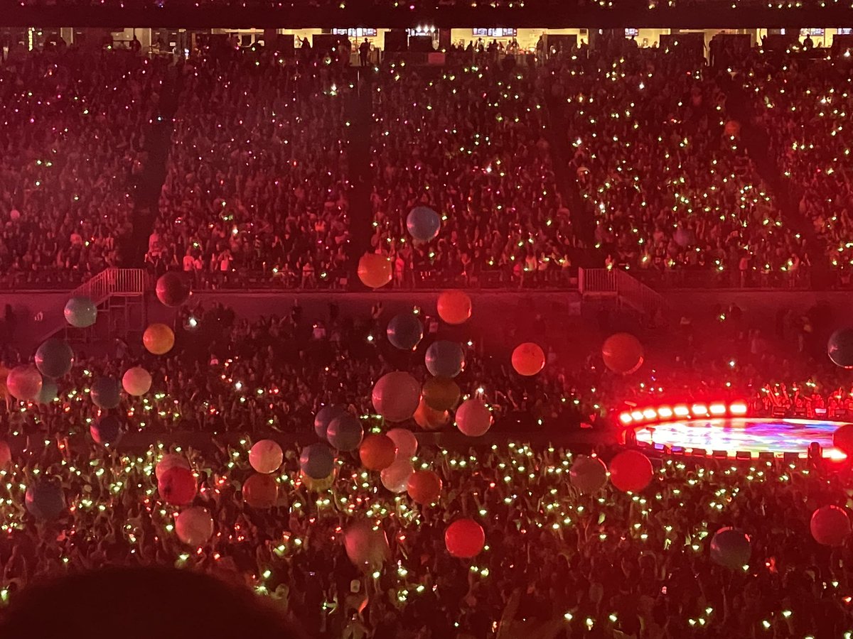 mserratog's tweet photo. Images of last night’s @coldplay’s concert in #Phoenix, AZ - great music, pyrotechnic & confetti visuals, engaged audience with xylobands so they’re part of the show and, most important, with an event designed to have a minimal impact on the environment. #ColdplayPhoenix https://t.co/DcP6L2fnxL