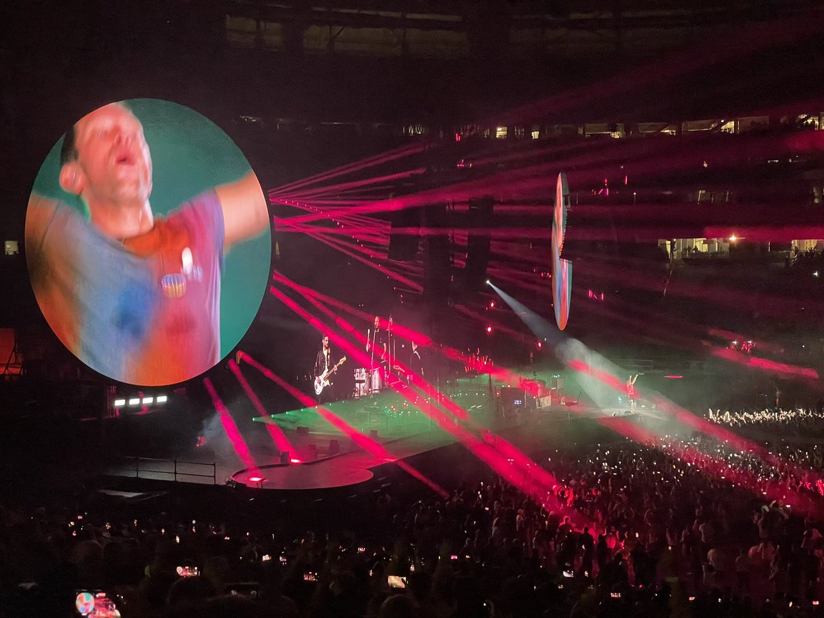 mserratog's tweet photo. Images of last night’s @coldplay’s concert in #Phoenix, AZ - great music, pyrotechnic & confetti visuals, engaged audience with xylobands so they’re part of the show and, most important, with an event designed to have a minimal impact on the environment. #ColdplayPhoenix https://t.co/DcP6L2fnxL