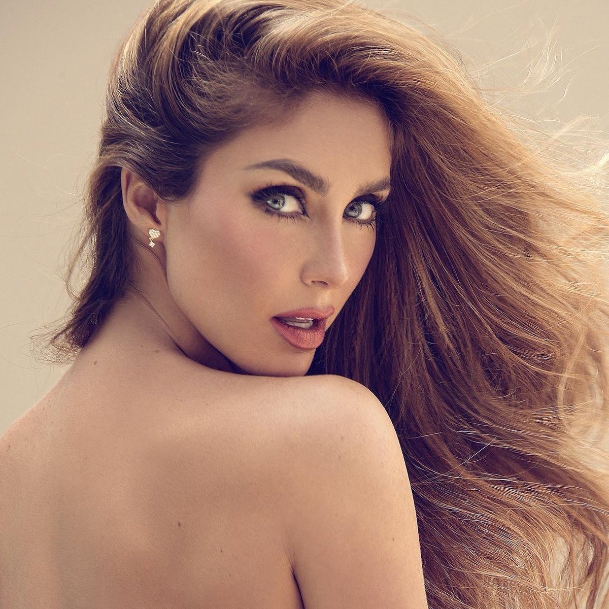 nostrendsbrasil's tweet image. FELIZ CUMPLE ANAHI - @Anahi completa hoje 39 anos de vida.
