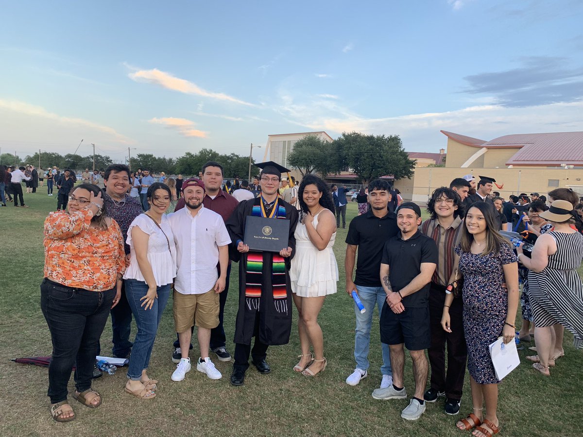 mrmontes00's tweet photo. Talk about one hell of a support system. #TAMUK22 #theLastDance https://t.co/wJFSbVw2Kt