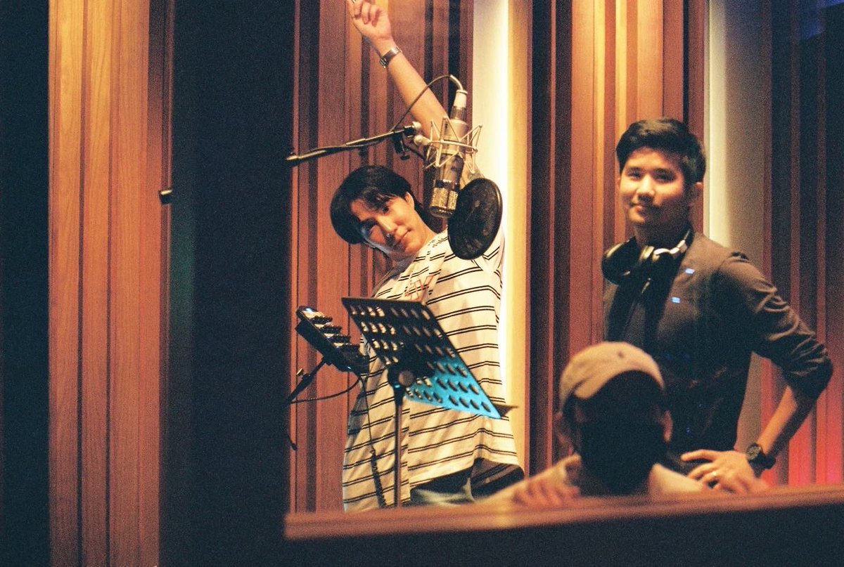 tkp_tkpofficial's tweet photo. RECORDING DAY
วันอัดเสียง เพลง เปลี่ยนไม่ได้ (Can’t Change)
Official MV Youtube: Koendanai
🖤 https://t.co/LjJbntlX0S

#เปลี่ยนไม่ได้ #CantChangeTKP #TKPband
#TKPfilms https://t.co/ELd8sjKF3m