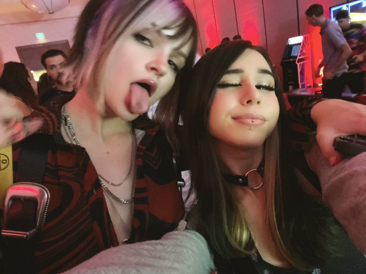 kiwithesmol's tweet photo. met so many cool and amazing people tonight holy fckkk 😭😭❤️ https://t.co/Shhemqi6A5