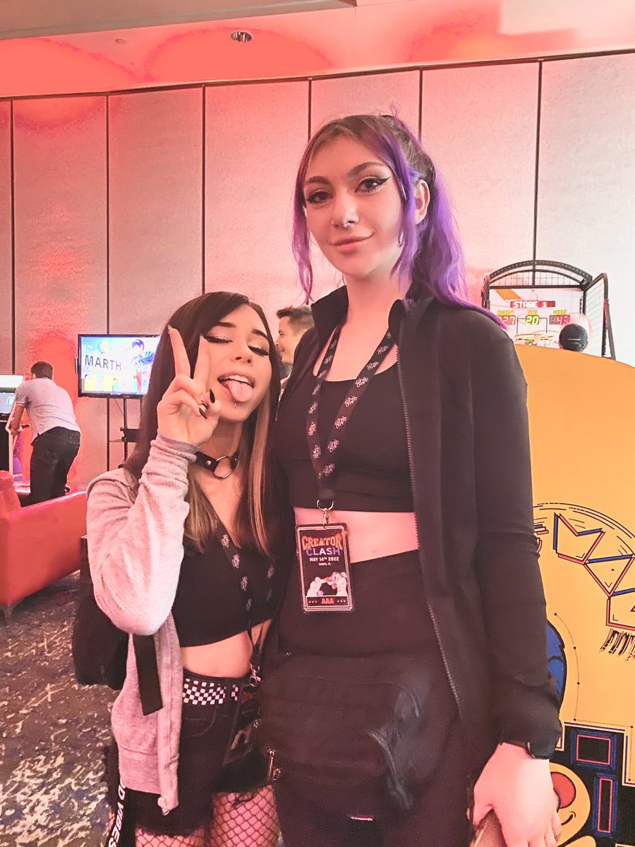 kiwithesmol's tweet photo. met so many cool and amazing people tonight holy fckkk 😭😭❤️ https://t.co/Shhemqi6A5