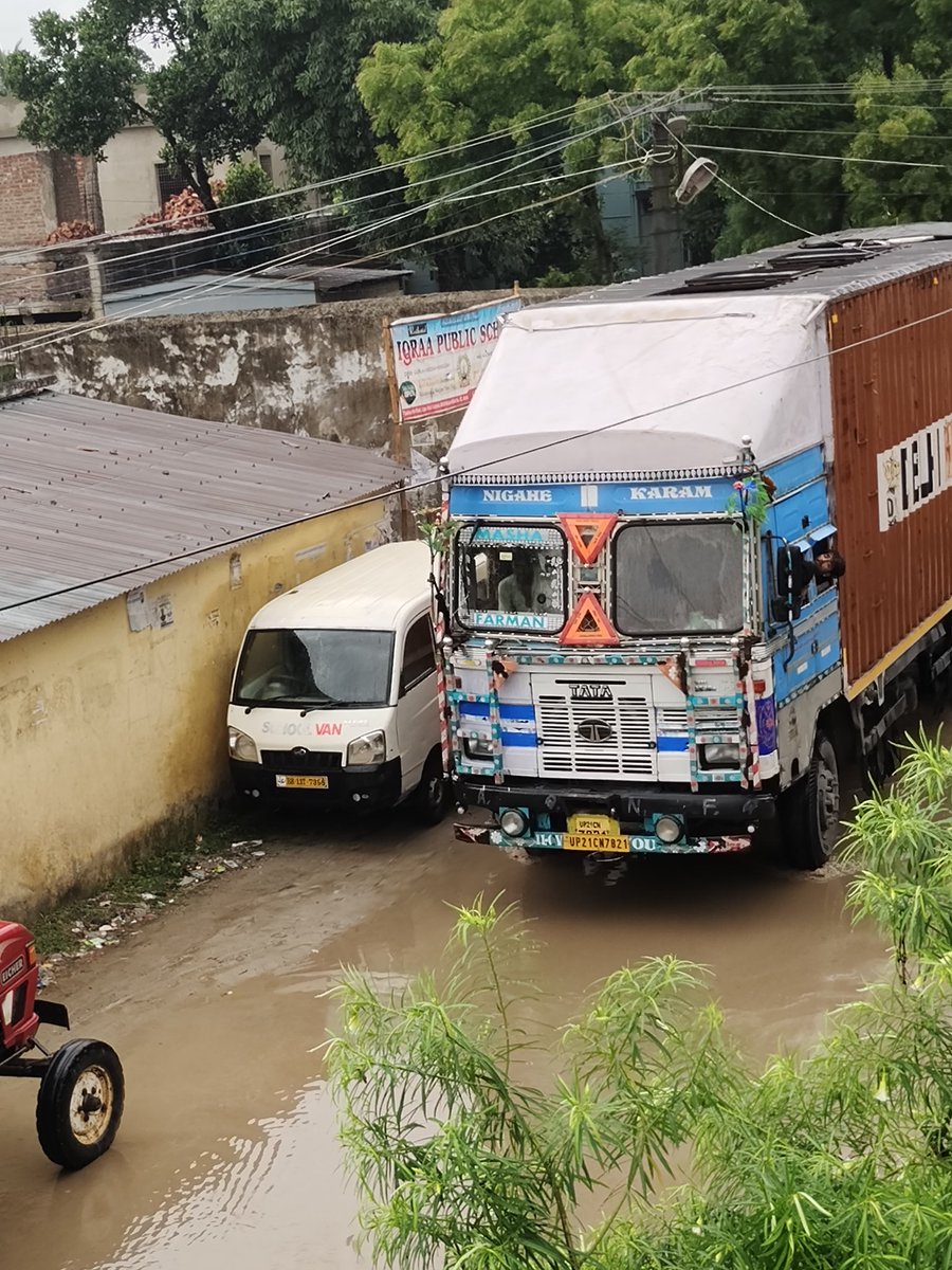 anwer607's tweet photo. Long route trucks and buses that are supposed to run on highways are passing through this narrow road day and night, Disturbing our peace,studies and sleep 
Location- Taslimuddin Road Araria
Please look into this @DmAraria @ArariaSp @bihar_police https://t.co/lw6qoXl2lA