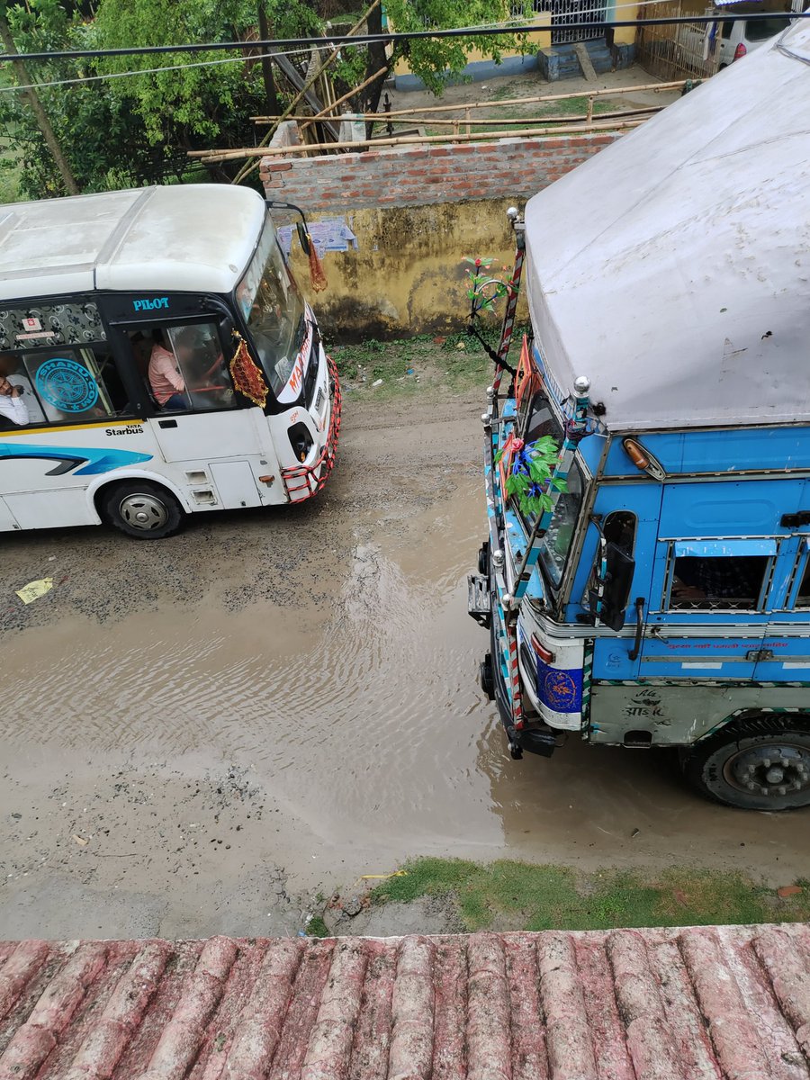 anwer607's tweet photo. Long route trucks and buses that are supposed to run on highways are passing through this narrow road day and night, Disturbing our peace,studies and sleep 
Location- Taslimuddin Road Araria
Please look into this @DmAraria @ArariaSp @bihar_police https://t.co/lw6qoXl2lA