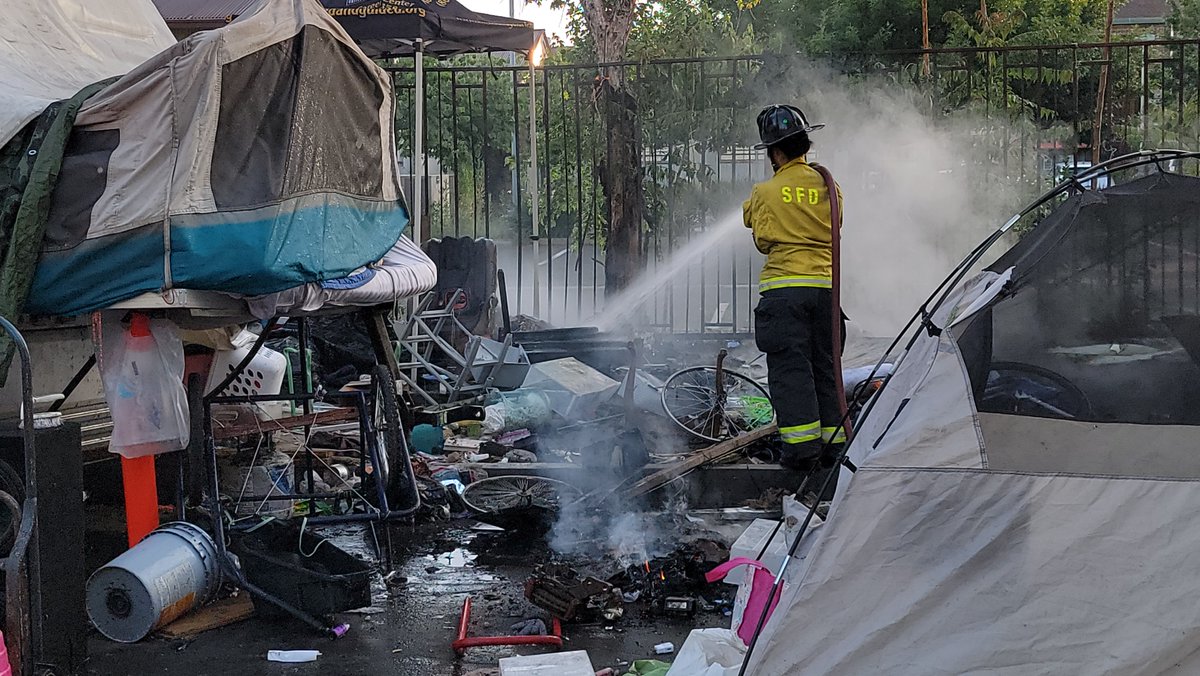 PSNews_Sac's tweet photo. #EARLIER #DebrisFire #Midtown
North A Street just west of 16th Street
Just after 6 a.m. Friday, fire crews at the Blue Diamond incident witnessed a column of black smoke across the street. When they arrived, they found an encampment and debris in flames.
#TransientRelated https://t.co/hfvwc3Rndq