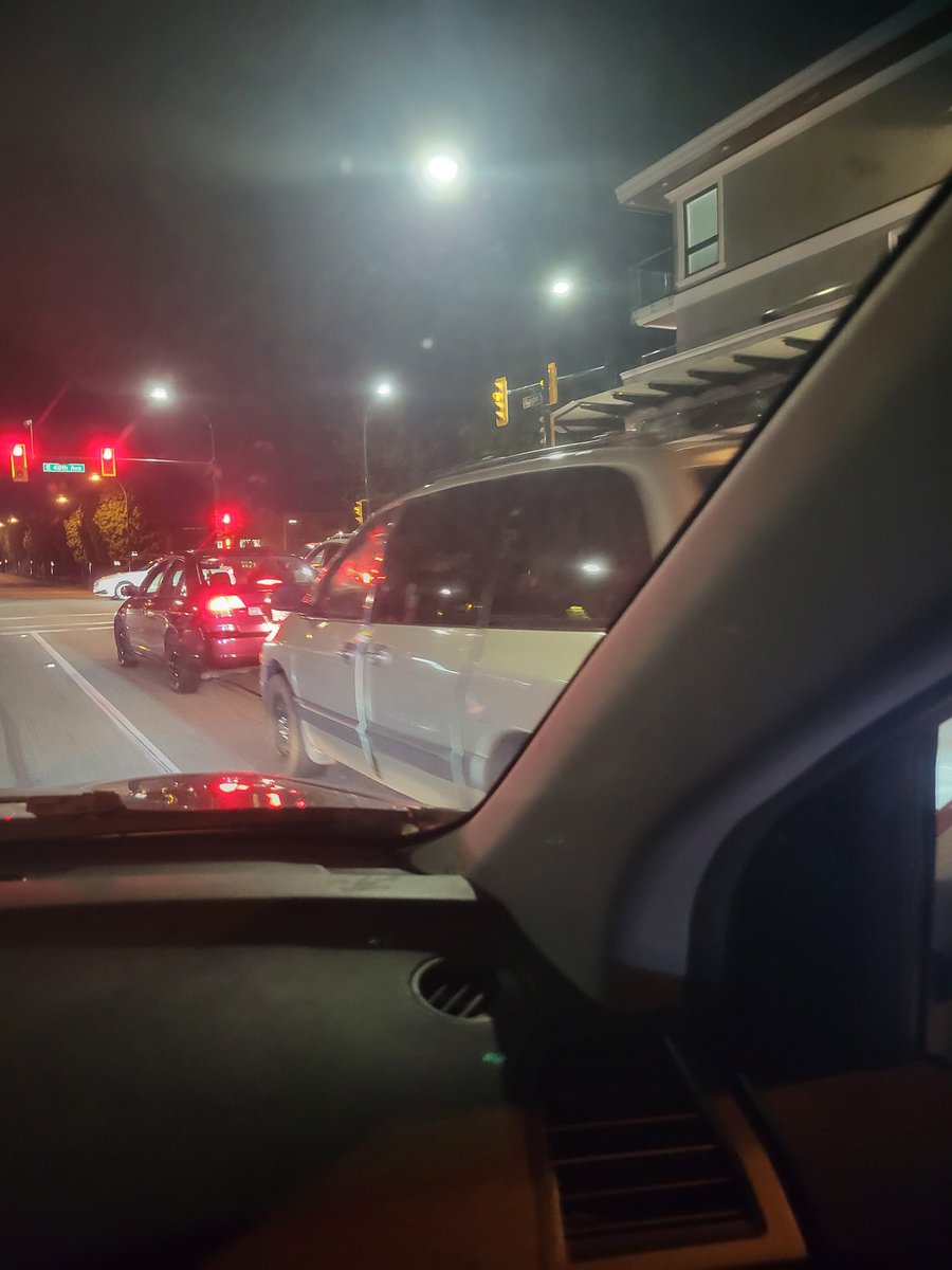 Modano2bure's tweet image. This genius is holding the drivers door closed with a bungie cord lol