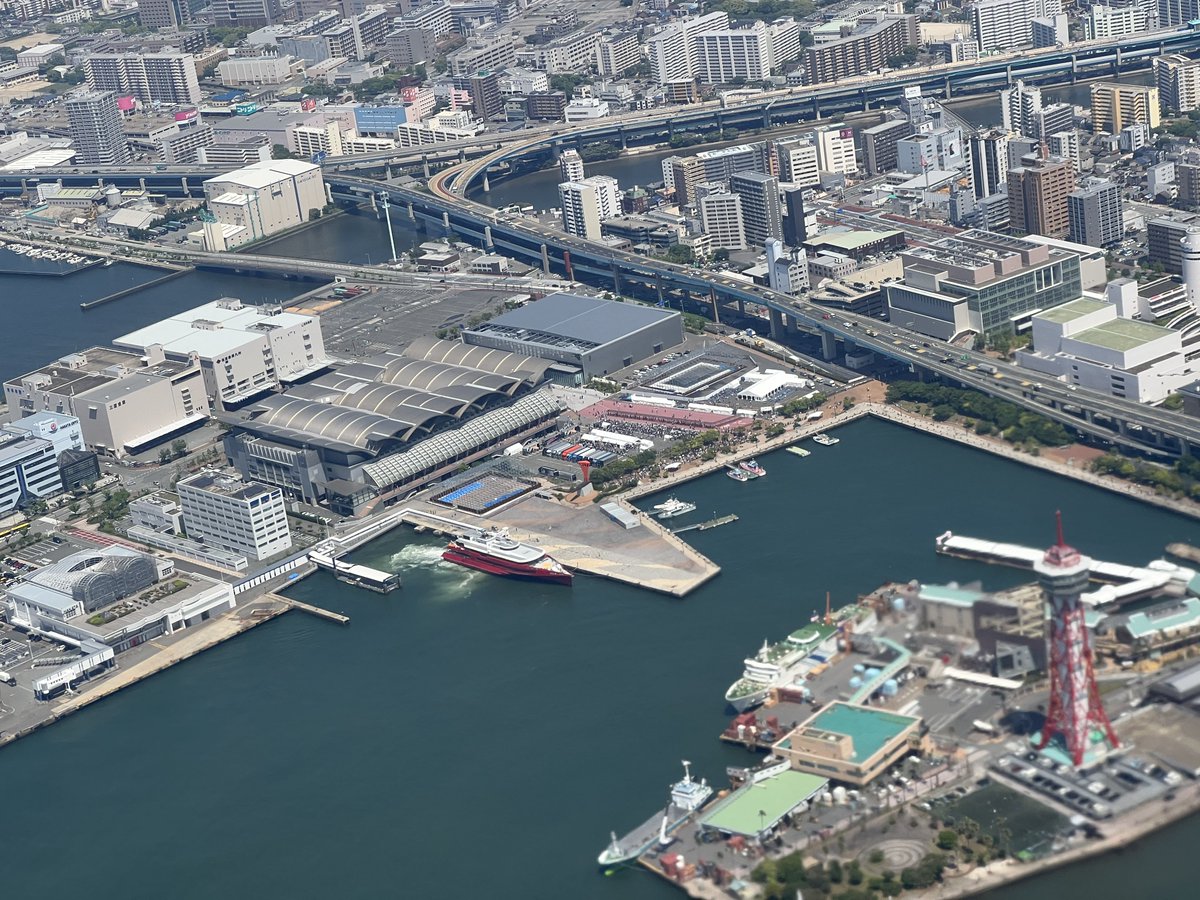 presto_0415's tweet photo. 博多着弾｡･*･:≡(　ε:)
それにしても博多は天気が良く空気が澄んでて空からマリンメッセ福岡が綺麗に見えました🥳
空からB’zさんに手を振りました👋ｺﾝﾆﾁﾊｰ

#Bz
#LIVEGYM2022
#HighwayX https://t.co/tE3YWVFvp7
