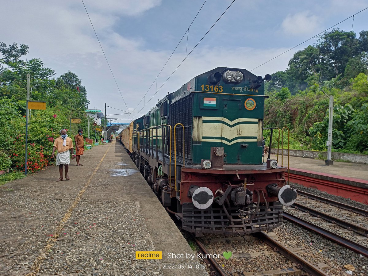 Kumar_Ak_3328's tweet photo. @IRCTCofficial @GMSRailway @RailwaySeva Punalur - nagercoil unreserved express Waiting for Crossing https://t.co/kIXCkEcO6a