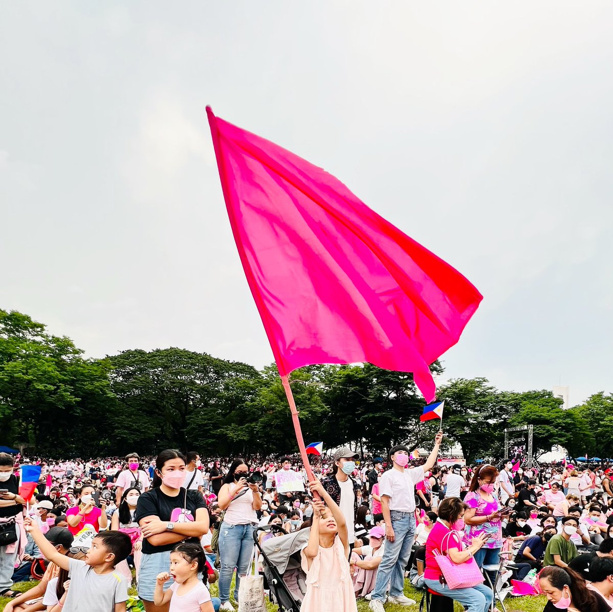 chrysclause's tweet photo. Post-election, parang nawala&amp;nawalan ako (nagwala din). Pero sa #LeniKikoPasasalamat, parang natanaw na ulit ang flag (used sa rallies para di magkawalaan) &amp; nakita ang direksyon. FightFakeNews+AngatBuhayNGO. Uukit parin tayo ng bagong daan. #TayoAngLiwanag #TuloyTayoParaSaLahat https://t.co/SMXLwmdgIp