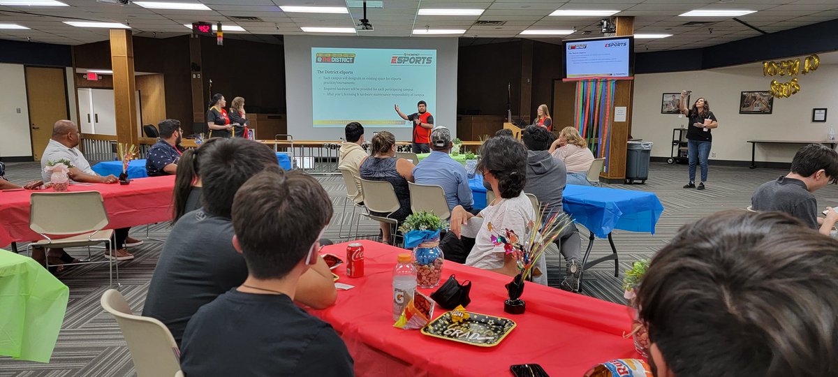 Senior eSports night!  Fantastic way to say thank you to our seniors-the first members in a rapidly growing program!  Congrats to Bel Air, Riverside, and Valle Verde Early College Seniors!
@edtechwizard <a href="/ranger_eSport/">Ranger eSports</a> <a href="/BuenrostroErick/">Erick Buenrostro</a> #THEDISTRICT #TheDistricteSports