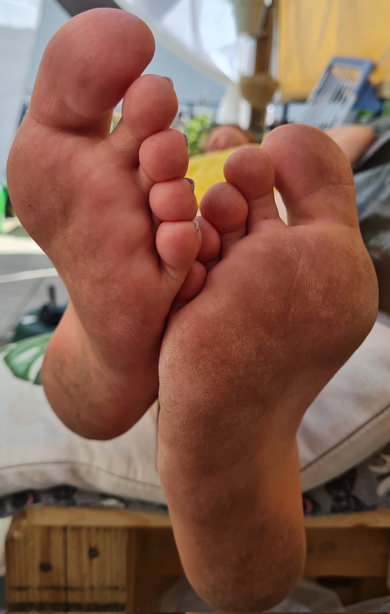 KatiMilf's tweet photo. Willst du sie riechen? Schmecken? Getragene stinkesocken gibt's auch bei mir 😘 und natürlich #getrageneslips 😉 https://t.co/U523t17GtK