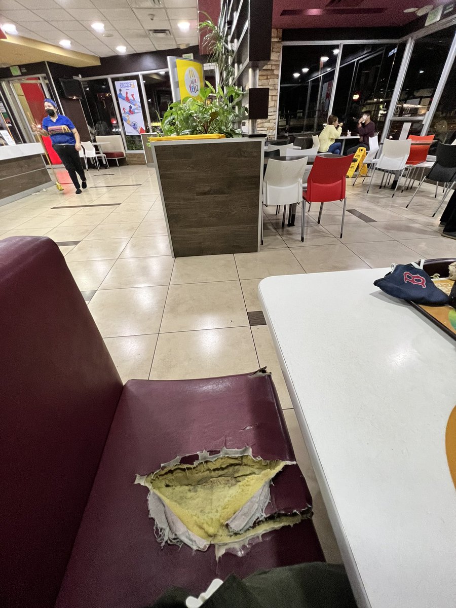 Sikmer's tweet photo. @mcdonaldscr no entiendo como existe un deterioro maximo en la sucursal Estadio me siento como un precario la verdad, si fuera Gerente Regional me daría pena ver que una de las sucursales esta así y sin vísperas de remediar situación y la calidad de los productos vendidos pésimos https://t.co/1b8PBTCh4K