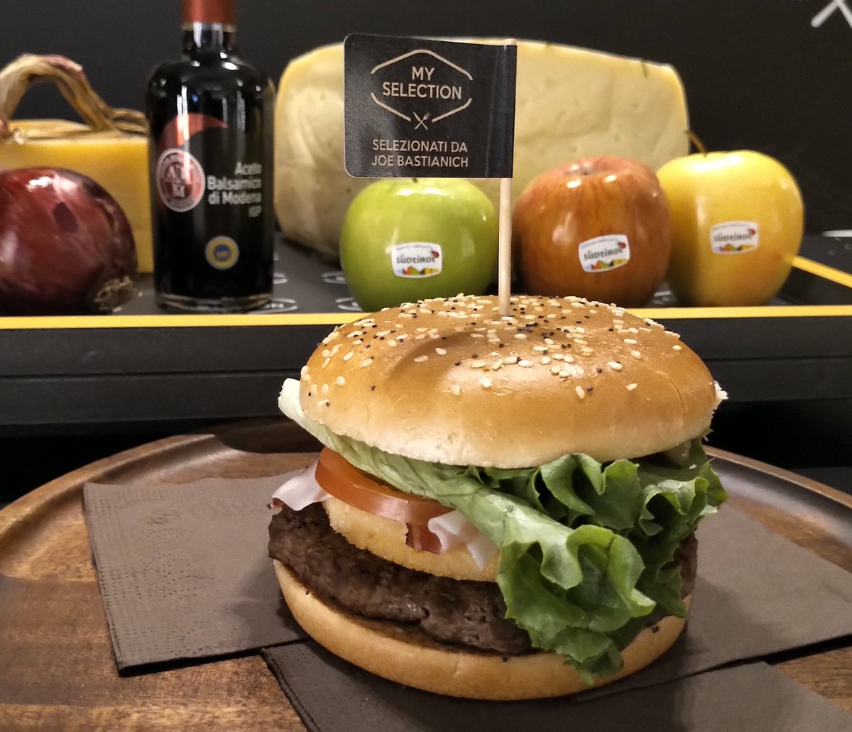 ElenaEAlbertini's tweet photo. 🍟@ItaMcDonalds propone con @TutelaBalsamico @Asiago_cheese #CipollaRossaTropeaIgp @MelaAltoAdigeIgp @Montasio_DOP
I nuovi🍔 #MySelection di @Jbastianich per far conoscere ad un pubblico sempre più ampio la #qualità delle eccellenze #DopIgp🇮🇹 italiane
➡️ https://t.co/L5yVCmvIs5 https://t.co/x4Wyy8BLAl