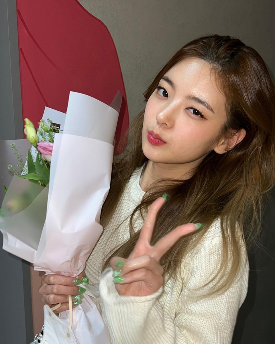 choijoulia's tweet photo. ㅤ
SELAMAT 1st Win dan 2nd Win nya! AAAAA SUMPAH KALIAN KEREN BANGET BANGET GILAK HSHSHSH IKUT BANGGA! Semoga bisa menang win yg BUANYAK BANGET! Ditunggu bawa piala yg banyak hihihi ❤️ #LESSERFIMPAK
#LESSERAFIM_Debut
#FEARLESS #LESSERAFIM2ndWin #Lesserafim1stwin 
ㅤ https://t.co/EbLvgARWaD