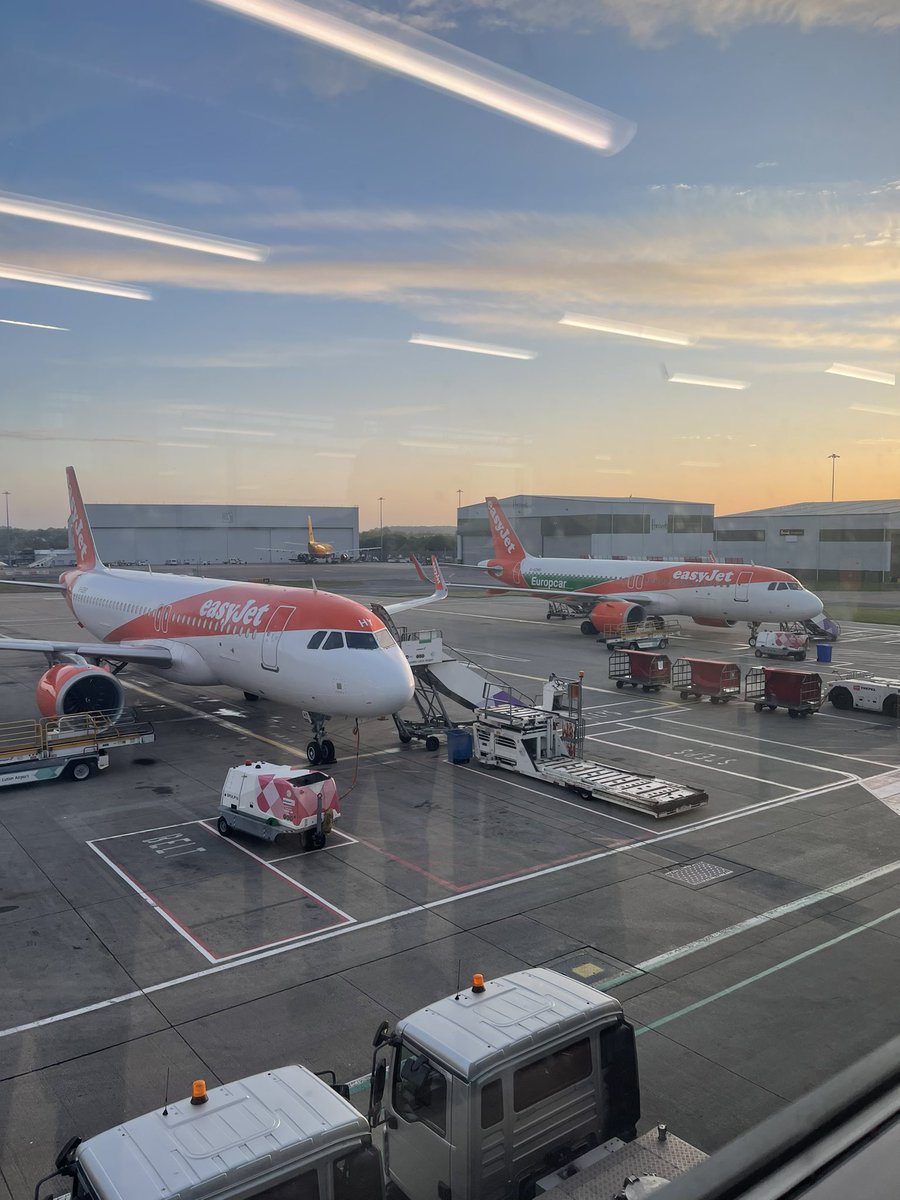 beccimansell's tweet photo. The out of office is on and this is my current view ✈️☀️🙏 #getmetothesun https://t.co/T1yW7m6cHI