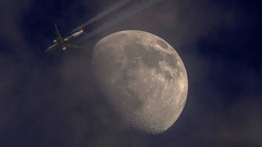 CTVNews's tweet photo. Moon goes blood red this weekend: 'Eclipse for the Americas' https://t.co/Pgwpm8dQe4 https://t.co/etr0RQLyWZ