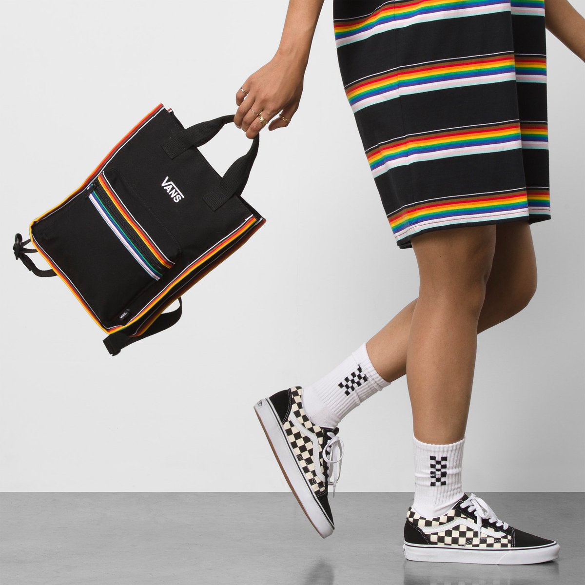 ChilangasSobreR's tweet photo. La nueva colección conmemorativa Vans Pride busca celebrar la autoexpresión y la diversidad con ayuda de artistas de diferentes partes del mundo 🌍🏳️🌈🏳️⚧️🛹
#vanspride #chilangxssobreruedas #skatepride #skateboarding #skatenews #vanmx #vansoldskool #vans #vansgirls #pride @vans_mx https://t.co/smhjxFjzJj