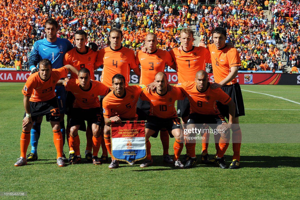 CopaLendas's tweet photo. Dirk Kuyt, Holanda 🇳🇱.
Copa do Mundo de 2010, África do Sul.
Vice campeão.
1 gol, 7 jogos.
#kuyt #nederland #worldcup2010 #copa2010 #fifa #legende #mrduracell #uurwerkoranje #nederlandsecarrousel #oranje #knvb #soccercity #ned #panini #qatar2022 https://t.co/T80XjDbNum