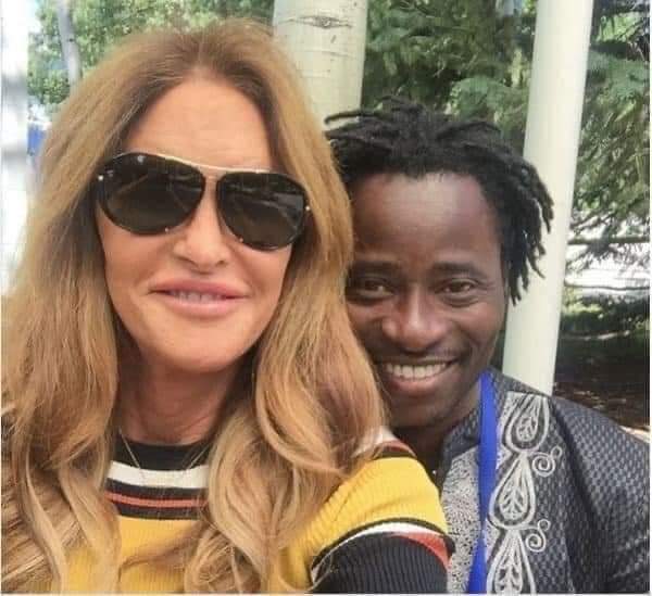 Congo2021's tweet photo. #Bruce_Jenner, l'homme qui est devenu femme, enfin en couple.

Le Père des #Kardashian , qui a changé de sexe après une chirurgie réussie, est désormais en couple avec ce mécanicien d'origine nigériane vivant aux USA. https://t.co/D7bsGXdQxk