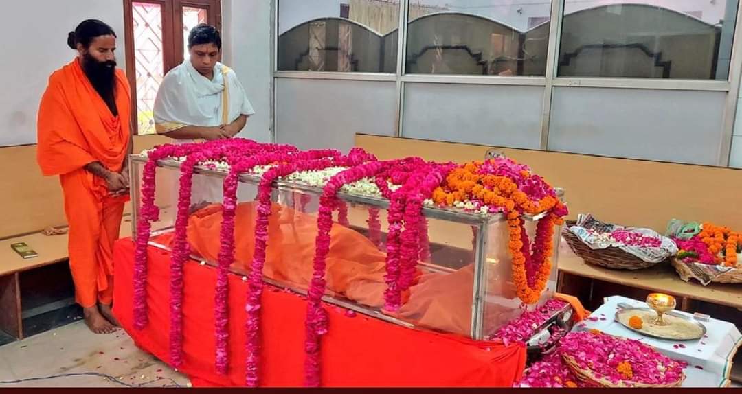 bst_arya's tweet photo. पूज्य स्वामी मुक्तानंद जी महाराज का अंत्येष्टि संस्कार आज सांय 4 बजे कनखल स्थित श्मशान घाट पर होगा। प्रभु से दिवंगत आत्मा की चिर शान्ति हेतु प्रार्थना ॐ शान्ति 🙏🏻🙏🏻🥲🥲
@swabhimani1 @JnaneshwarDr @Anand_arya246 @bhagwantkhuba @Santosh00455545 @KMannolkar @UshaBhagat16 @Sachin_YB https://t.co/Pppm1AZNeC