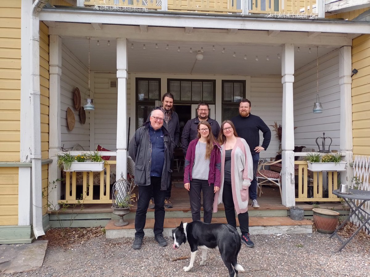 HumBio_project's tweet image. HumBio tutkimusryhmä kotiutui eilen kirjoitusretriitistä. Tulevat julkaisut liittyen kasvien vieraslajikeskusteluun ja lintuharrastukseen etenivät ja oli muutenkin hauskaa. Kiitos #kansjerfinkulttuuritila ja tutkimuryhmän jäsenet. #biodiversiteetti #environmentalhumanities