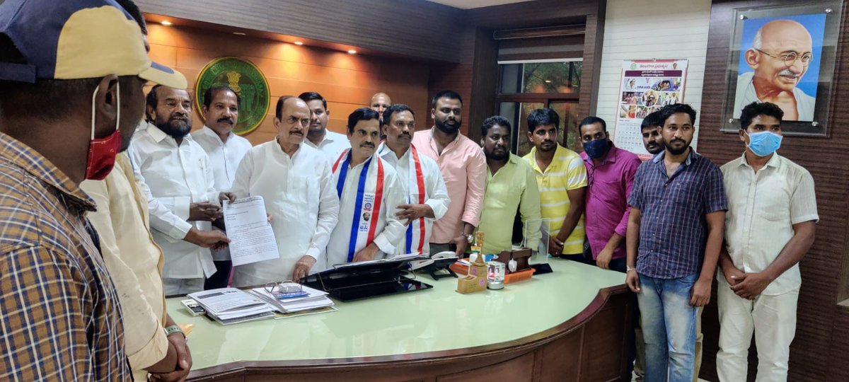 VishnuM54931442's tweet photo. @MPsantoshtrs గత 22 రోజులుగా పోలీసు యూనిఫారం ఉద్యోగాలకు మరో రెండేళ్లు వయోపరిమితి పెంచమని మన ప్రభుత్వంలోని పెద్దలందర్ని కలిసి వేడుకుంటూనే ఉన్నాం.
ఈ విషయంపై ప్రభుత్వం నిర్ణయం తీసుకోవడానికి సానుకూలంగా ఉందని చెప్తూనే ఇంతవరకు ఏ సమాచారం ప్రకటించకపోవడం మా జీవితాలను అన్యాయం చేయడమే సర్🙏 https://t.co/Lqvi11VOnB
