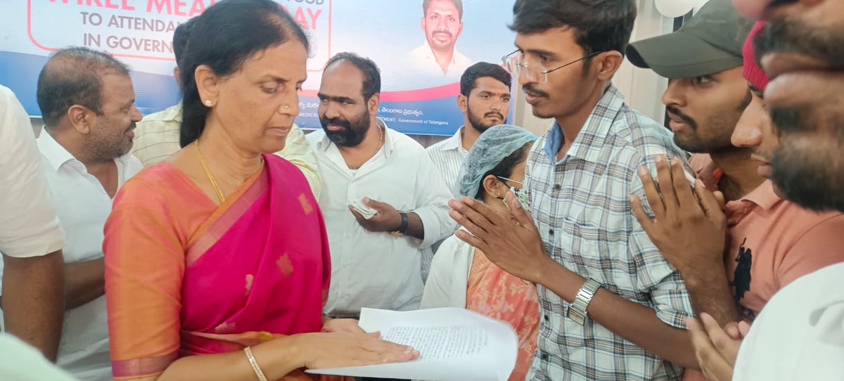 VishnuM54931442's tweet photo. @MPsantoshtrs గత 22 రోజులుగా పోలీసు యూనిఫారం ఉద్యోగాలకు మరో రెండేళ్లు వయోపరిమితి పెంచమని మన ప్రభుత్వంలోని పెద్దలందర్ని కలిసి వేడుకుంటూనే ఉన్నాం.
ఈ విషయంపై ప్రభుత్వం నిర్ణయం తీసుకోవడానికి సానుకూలంగా ఉందని చెప్తూనే ఇంతవరకు ఏ సమాచారం ప్రకటించకపోవడం మా జీవితాలను అన్యాయం చేయడమే సర్🙏 https://t.co/Lqvi11VOnB