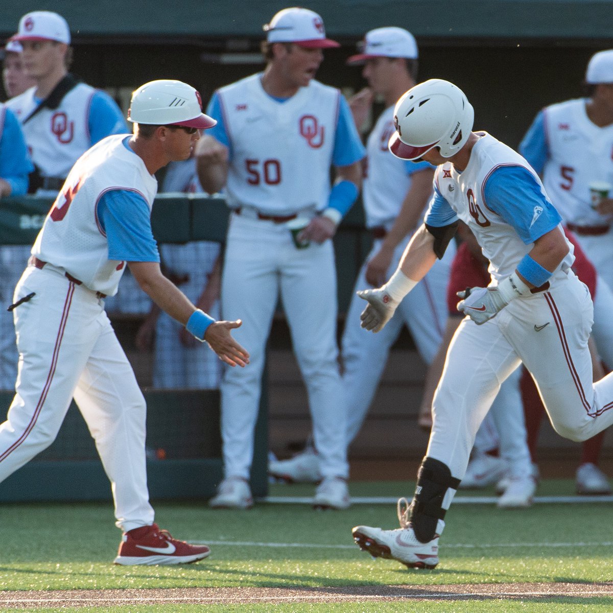 OU_Baseball's tweet photo. Great night celebrating #GoMitchGo and a 𝘃𝗶𝗰𝘁𝗼𝗿𝘆 last night. See you at the yard this afternoon!

📸 https://t.co/wBnjVZmJ2L
📝 https://t.co/uxt6dPe6bO

#Sooners | #COMPETE https://t.co/cbPdxc6LcQ
