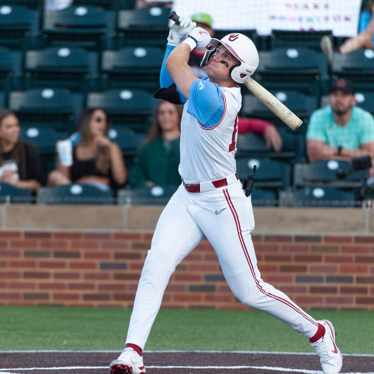 OU_Baseball's tweet photo. Great night celebrating #GoMitchGo and a 𝘃𝗶𝗰𝘁𝗼𝗿𝘆 last night. See you at the yard this afternoon!

📸 https://t.co/wBnjVZmJ2L
📝 https://t.co/uxt6dPe6bO

#Sooners | #COMPETE https://t.co/cbPdxc6LcQ