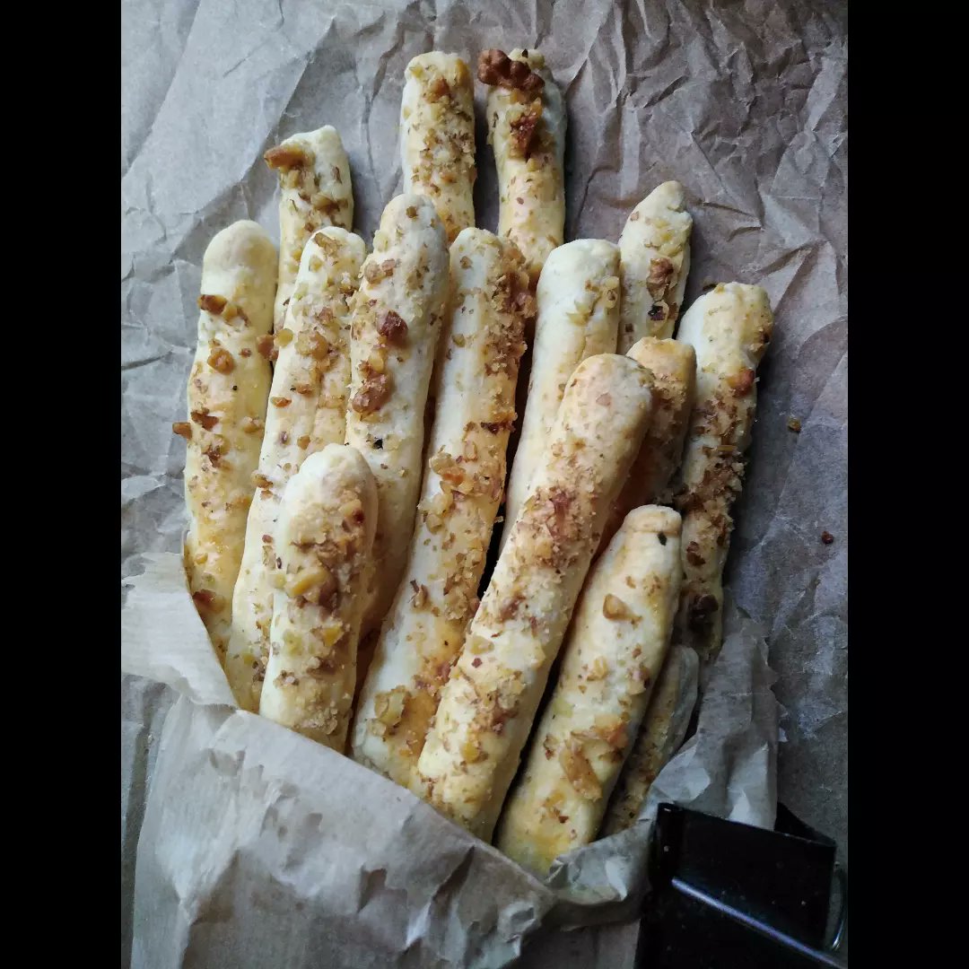 Sandrailiceva1's tweet photo. Kreker grisini sa orasima i sirevima 🧀🖤 #izmojekuhinje #sandraskitchen 🧀🖤 https://t.co/bM7nl3gGcn