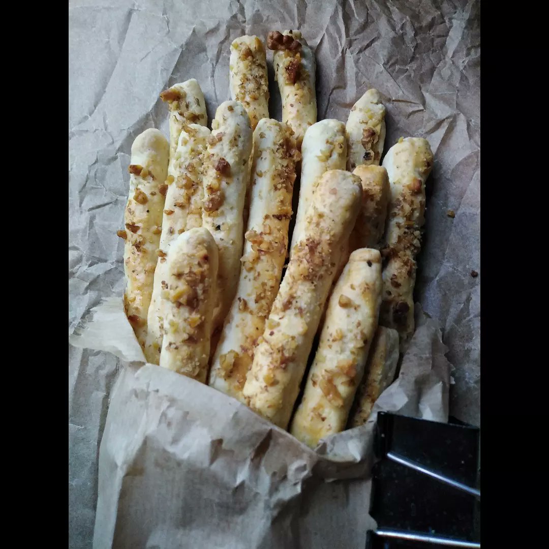 Sandrailiceva1's tweet photo. Kreker grisini sa orasima i sirevima 🧀🖤 #izmojekuhinje #sandraskitchen 🧀🖤 https://t.co/bM7nl3gGcn